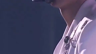 منی ک در حسرت یه کنسرت پشت گوشی عر میزنم