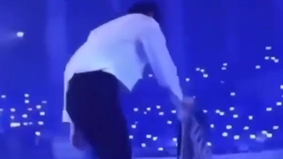 وای دختره خودشو کشت(نونو چه پیچ و تابی میده ب بدنشش>>>