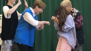 وای اینا کیان کنار لیدر؟؟