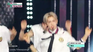 اجرای اهنگ easy از استری کیدز