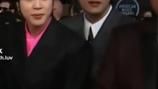 واکنش اعضای بی تی اس وقتی مجری افتاد