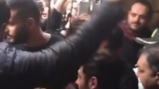 هجوم هواداران رضا گلزار در مراسم عزاداری
