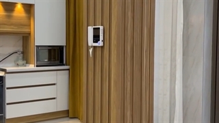 کابینت هایگلاس سفید و گردویی روشن