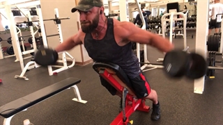 صلیب دمبل روی میز شیب‌دار