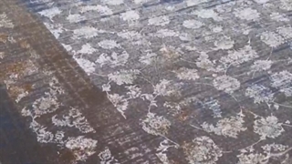 فرش ماشینی افرند ۱۲۰۰ شانه گل برجسته زمینه ذغالی