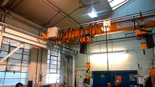 سیستم جرثقیل سقفی با دو پل جرثقیل و مجهز به بالابرهای بالابر