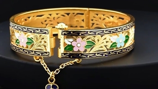 سوار من المینا من الذهب عیار 22 قیراط من مجموعة محمود لإنتاج الذهب والمجوهرات