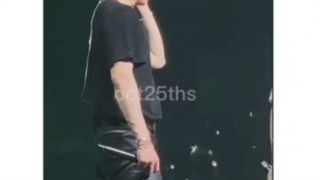 کل کشیدن استی ها در کنسرت استری کیدز فقط واکنش لینو//کپشن♡