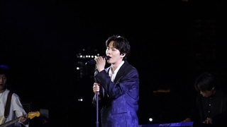 فنکم اجرای آهنگ Grey Suit از سوهو در فستیوال دبی