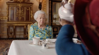 ملکه الیزابت دوم و پدینگتون به صرف چای عصرانه