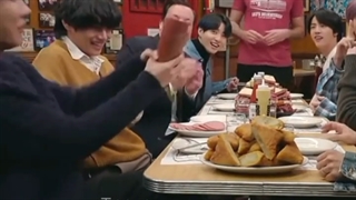 اینجا بی تی اس رفته بودن برنامه جیمی فالون و قرار بود غذای آمریکایی بخورن. . .