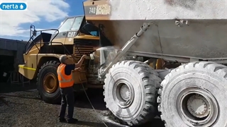 شست و شوی لاستیک دامپتراک و لودر با شیلنگ فوم فشار قوی