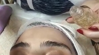 مرحله آخر فیشیال پوست با سرم حاوی عصاره طلا جوانسازی پوست