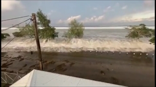 لحظه شگفت انگیز فوران یک آتشفشان زیر دریا