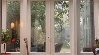 چه اتاق قشنگ و بارونی