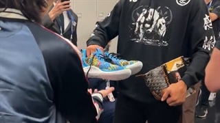 استفن کفش‌هایی که امروز در مسابقه پوشیده بود رو به شوگا هدیه داد.