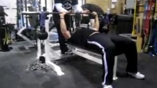 پرس سینه هالتر همراه با کتل بل Band-Suspended Kettlebell Bench Press