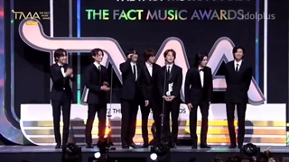 کات اعلام برد و دریافت جایزه‌ی "Idol Plus Popularity Award" توسط بی‌تی‌اس‌ در مراسم The Fact Music Awards 2022