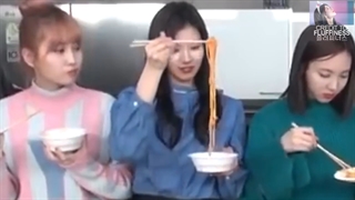 غذا خوردن سانا توایس