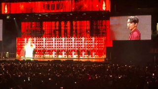 اجرای one in a billion در کنسرت شیکاگو(خطر حمله ی قلبی)