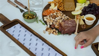 نحوه چیدن میز مزه با پنیر خوشمزه کالین