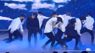 اجرای اهنگ taste از لینو، هیونجین و فلیکس