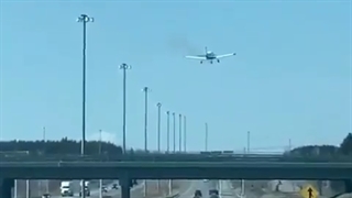 فرود اضطراری هواپیما در بزرگراه