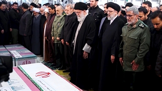 نماز پرمعنا و وداع جانسوز آقا با پیکر شهید حاج قاسم سلیمانی