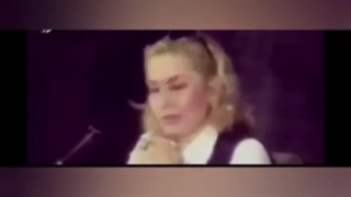 گوگوش در دو جمع طرفداران و مخالفان..