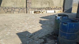 اجرای کف‌سازی تیشه ای در بومهن با سنگ دماوند