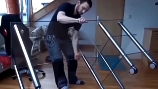 به نظر شما چه اتفاقی افتاد؟علت شکست شیشه چه بود؟؟