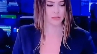 خونسردی خانم مجری در لحظه وقوع زمین لرزه