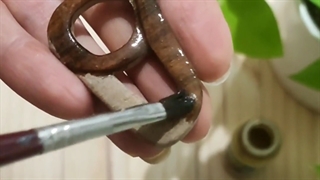 روغن زدن گردنبند چوبی