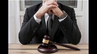 وکیل برای نوشتن لایحه