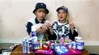 تست خوراکی های مختلف خارجی پارت۱ با آرزو و پریسا