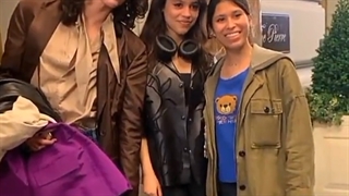 ✦ – تصاویر تازه منتشر شده از "جنا اورتگا"(ونزدی) و خواننده معروف "کنن گری" به همراه فن‌ها، در نیویورک.