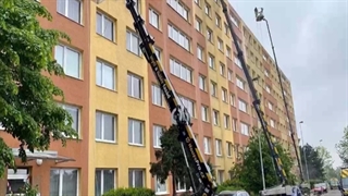 نماشویی و شستشوی نمای ساختمان با بالابر