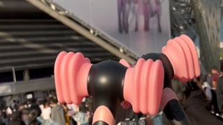 سال دیگه دست جمعی. کی لایت استیک میخره؟ کی بلیت کنسرت؟ کی بلیت هواپیما؟ کی پوستر؟ اصن چن نفری بریم؟ فقط لطفا ردیف اول بلیت بگیر.