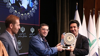 لوح نشان عالی مدیریت سال به پویا واثق ملکی داده شد