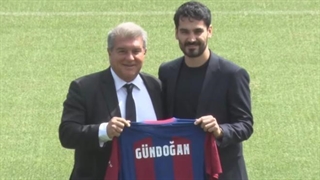 لحظه امضای قرارداد الکای گوندوغان با بارسلونا