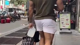 پرسه زنی مرد غول پیکر در خیابان شهر نیویورک