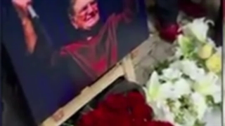 غزلخوانی همایون شجریان بر مزار پدر محمدرضا شجریان فقید جانا ز فراق تو این محنت جان تا کی از عطار