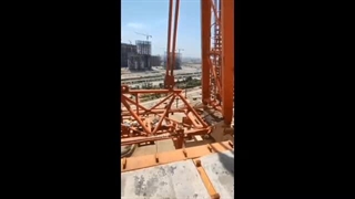 لحظه سقوط چرثقیل در چیتگر تهران