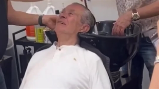 شستن موی سر بهروز وثوقی توسط حامد بهداد در یک آرایشگاه