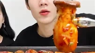 یکی از آرزوهام اینه ک یه کافه بزنم تو مرکز شهر به اسم کافه رامیون بعد بالاش بنویسم با مدیریت جانگ هانی...