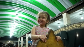 عشقِ تو مرا زِ کودکی آدم کرد/ نیومدم بازی کنم، من اومدم نوکری