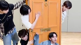 این ویدیو تو یوتیوب ۴۵ میلیون ویو گرفته و خود فندوم هم پشماشون ریخته که آخه چطور و چرا ؟ :گریه::خنده: