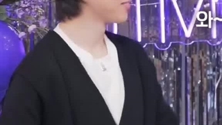 جوری که پیرزنه کنار جیمین کیف می کنه ^o^