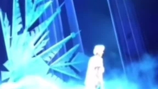 +این‌بچه‌خیلی‌سرش‌تو‌گوشیه‌حتماداره‌فیلمای‌خاک‌بر‌سری‌میبینه  -چیزی‌که‌من‌میبینم: