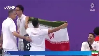 بوسه مهدی الفتی بر پرچم جمهوری اسلامی برای دریافت مدال نقره ژیمناستیک آسیایی در هانگژو ۱۴۰۲
